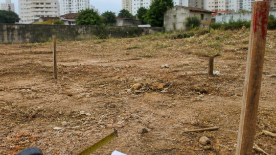 O erro comum ao comprar um terreno: quando o zoneamento e as restrições tornam o lote “inconstruível”
